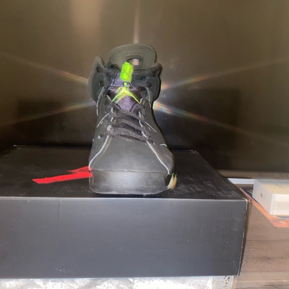 I’m selling Jordan 6s, size 10 and is green & black - Picture 6 of 8